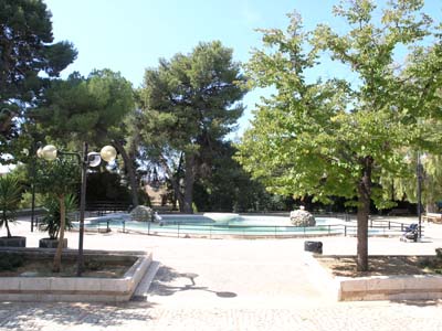 panoramica piazzetta con vasca dei cigni